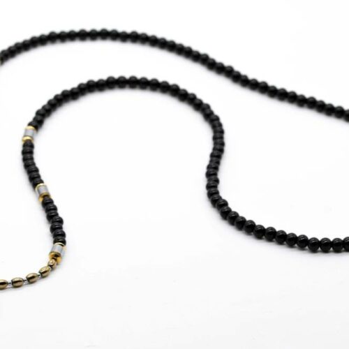 Unikatna ogrlica sa hematita srebrne i zlatne boje i pendantom novčić
