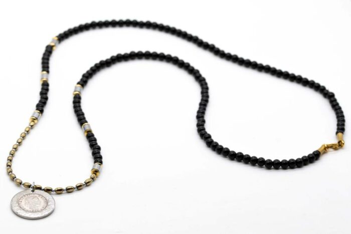 Unikatna ogrlica sa hematita srebrne i zlatne boje i pendantom novčić
