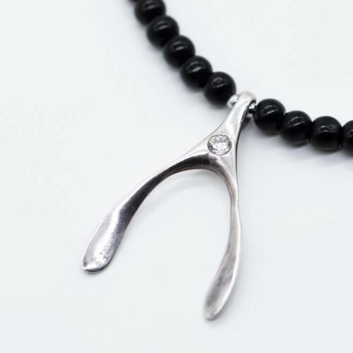 Unikatna kratka ogrlica sa crnim onix kamenom i srebrnim priveskom