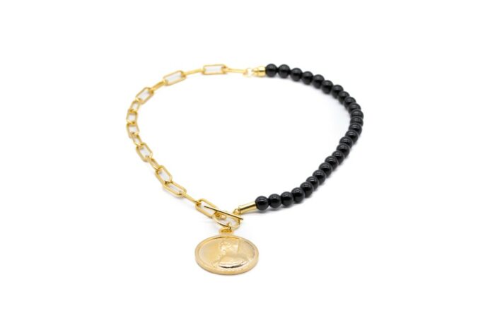 Kratka unikatna ogrlica sa zlatnim znakom i crnim perlama